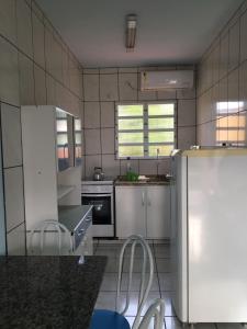 Apartamentos Pinheira Kitinete 01 - Praia de Cima的厨房或小厨房