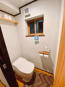 安昙野市Azumino Fukuro Guesthouse - Vacation STAY 27117v的一间带卫生间和窗户的浴室