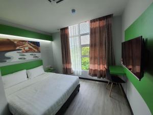 芙蓉PARADIAN HOTEL的一间卧室设有一张大床和一个窗户。