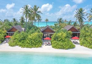 妮兰朵南环礁马尔代夫尼亚玛岛私享度假岛的海滩上的度假村的空中景观