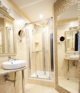 新托梅希尔阿奇姆酒店的带淋浴和盥洗盆的浴室