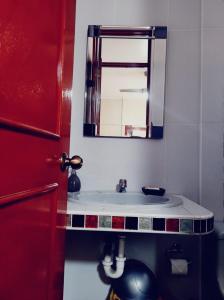 纳斯卡Hostal Casa de Ana的一间带水槽和镜子的浴室