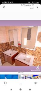 利雅德شاليهات نبراس的浴室设有2个水槽和2面镜子