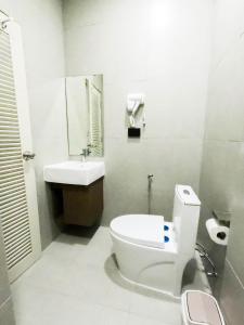 涛岛Port Station Koh Tao的白色的浴室设有卫生间和水槽。