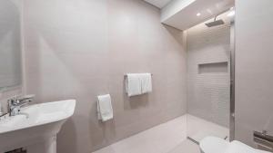 吉达Mabaat - Alsalama - 513的白色的浴室设有水槽和淋浴。