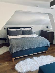 巴德加斯坦Chalet Badberg的卧室配有蓝色的床和白色地毯。