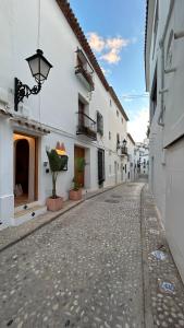 阿尔啼El amante Altea的一条空洞的小巷,有白色的建筑和街道