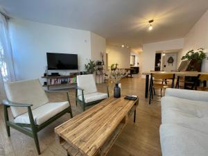 内坦亚Amazing vacation flat的客厅配有木制咖啡桌和椅子