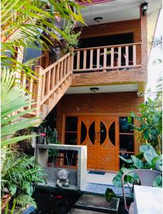 Ban Bang PhaiGolf House的一座带木门和阳台的房子