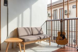 清刊U chaikhong的阳台的沙发,带吉他