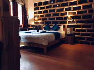 马拉里Manu Villa-A Luxury Stay in Manali的一间卧室配有一张木墙床