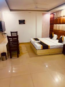 新德里Hotel Cozy Cave Delhi Aiport的一间卧室配有一张床和一把椅子