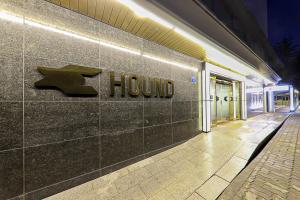 光州GwangJu Gwangsangu Hanam HoundHotel的建筑一侧的酒店标志