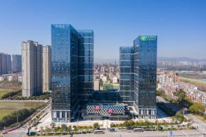 南昌南昌方大智选假日酒店的大城市的两座高玻璃建筑