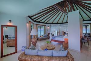 芭环礁Kihaa Maldives的客厅配有一张床和一张沙发