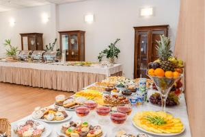 克拉科夫阿图尔酒店的客房内的餐桌上的自助餐