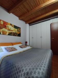 阿茨特雷扎特雷扎公寓的一间卧室设有两张床和木制天花板