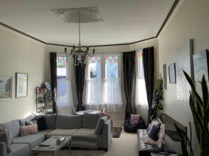 旺阿雷切尔西之家住宿加早餐酒店的带沙发和吊灯的客厅