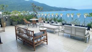 岘港Dan Oasis Hotel and Apartment的一个带桌椅的庭院,享有水景