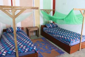 OuidahCDAC Elijah - Espace Culturel的配有两张双层床的客房