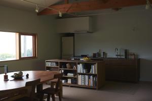 淡路WORM的厨房配有桌子和书架