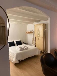 韦斯卡Apto. centro histórico Huesca的卧室配有白色的床和椅子
