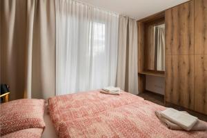 道尼库宾Apartmán Na vŕšku的一间卧室配有一张床,上面有两条毛巾