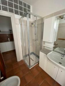 莱科Casa Amata的带淋浴、盥洗盆和卫生间的浴室