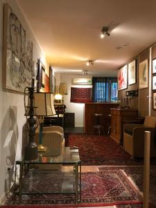 安特卫普Caravaggio Boutique Suites的客厅配有沙发和桌子