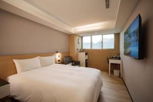 土城区旅居文旅土城馆的酒店客房设有一张大床和一台电视。