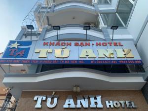 河仙Khách Sạn Tú Anh的建筑一侧的酒店标志