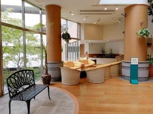 伊东Wellness Forest Ito - Kyoritsu Resort的大楼内带椅子和桌子的大堂