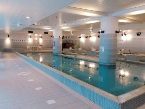 伊东Wellness Forest Ito - Kyoritsu Resort的大型建筑中的大型游泳池