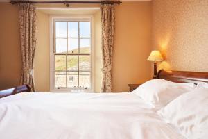 博斯卡斯尔威灵顿酒店的一间卧室设有一张大床和一个窗户。