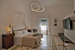 莱切罗洛宫酒店的一间卧室配有一张大床和一个吊灯。