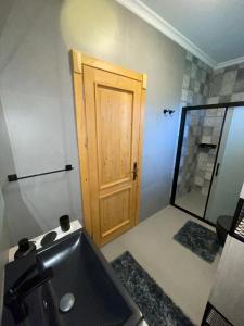 Manolya villa的一间带水槽和木门的浴室
