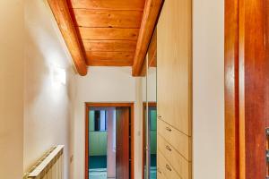 的里雅斯特Trieste Loft Central Apartment的走廊设有木制天花板和镜子