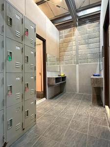 埔里缘溪行森林营地的一间带金属储物柜的浴室,铺有瓷砖地板。