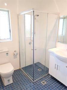 莫里玛丽亚汽车旅馆的带淋浴、卫生间和盥洗盆的浴室