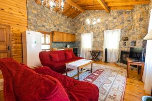 马尔马里斯Sakin Vadi Villas的客厅配有红色沙发和冰箱