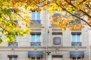 巴黎Agate Hôtel的上面有x标志的建筑