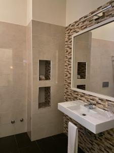 圣玛丽亚Ouril Pontao Hotel的一间带水槽和镜子的浴室