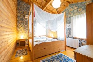 马尔马里斯Sakin Vadi Villas的一间卧室配有一张带蚊帐的床