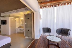 马略卡岛帕尔马巴兰格拉HM酒店的一间卧室配有两把椅子、一张床和窗户