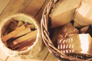 阿伯里斯特威斯Mushroom Yurt的木桌上装满食物的篮子