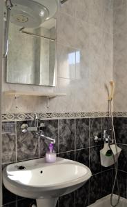 布德瓦Yeshill Apart & Studio的浴室设有白色水槽和镜子