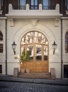 奥勒松Hotel 1904的木门的建筑物入口