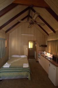 麦凯中央游客公园酒店的一间卧室配有一张床和吊扇