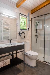 坎普罗东坎普罗东山谷露营酒店的浴室配有卫生间、盥洗盆和淋浴。