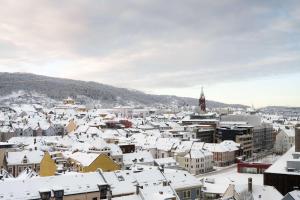 卑尔根斯堪迪克欧内酒店的雪覆盖的城市美景